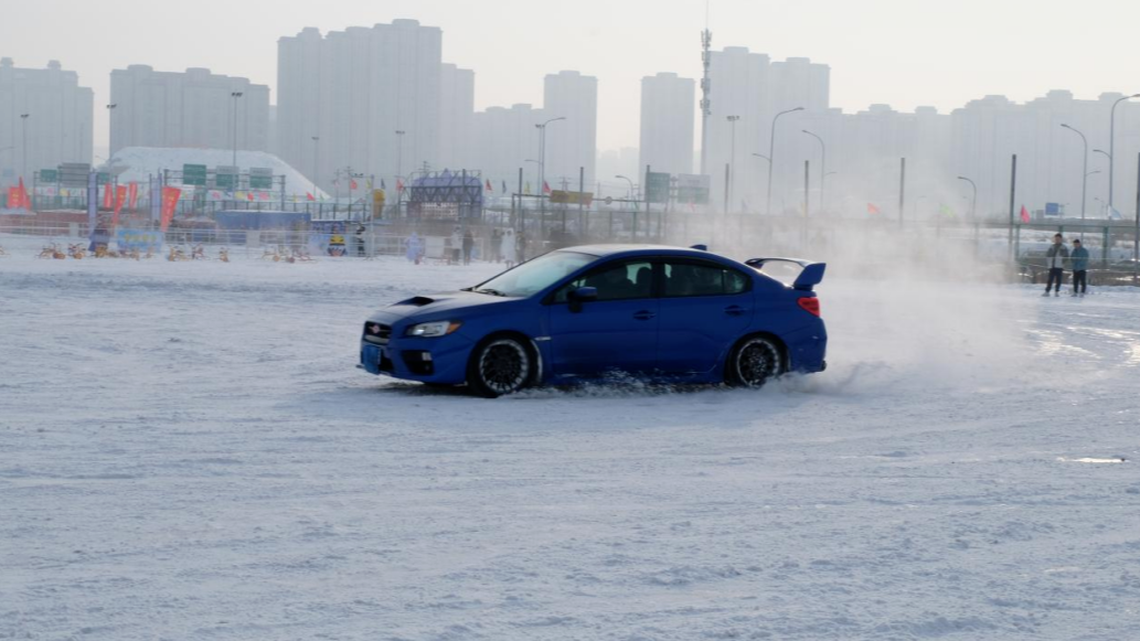 乐鱼app：水磨沟区1413文明体育财富园首届私家车冰雪漂移行为英华上演(图1)